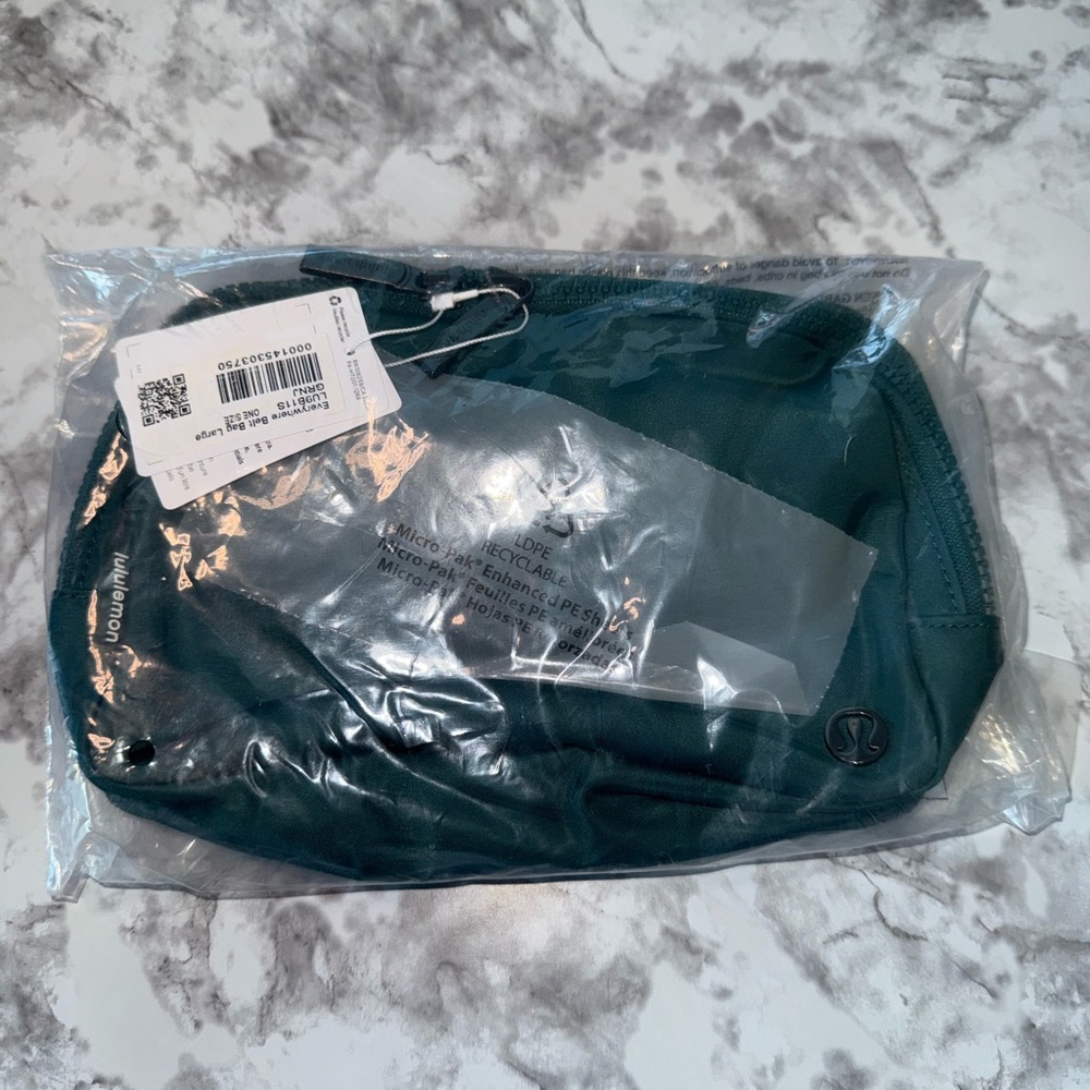 New 2L Lululemon Green Jasper bag